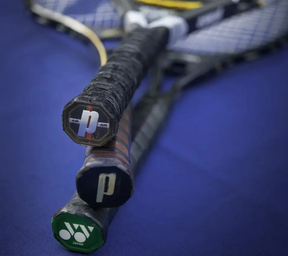 Tennis racquet grip size